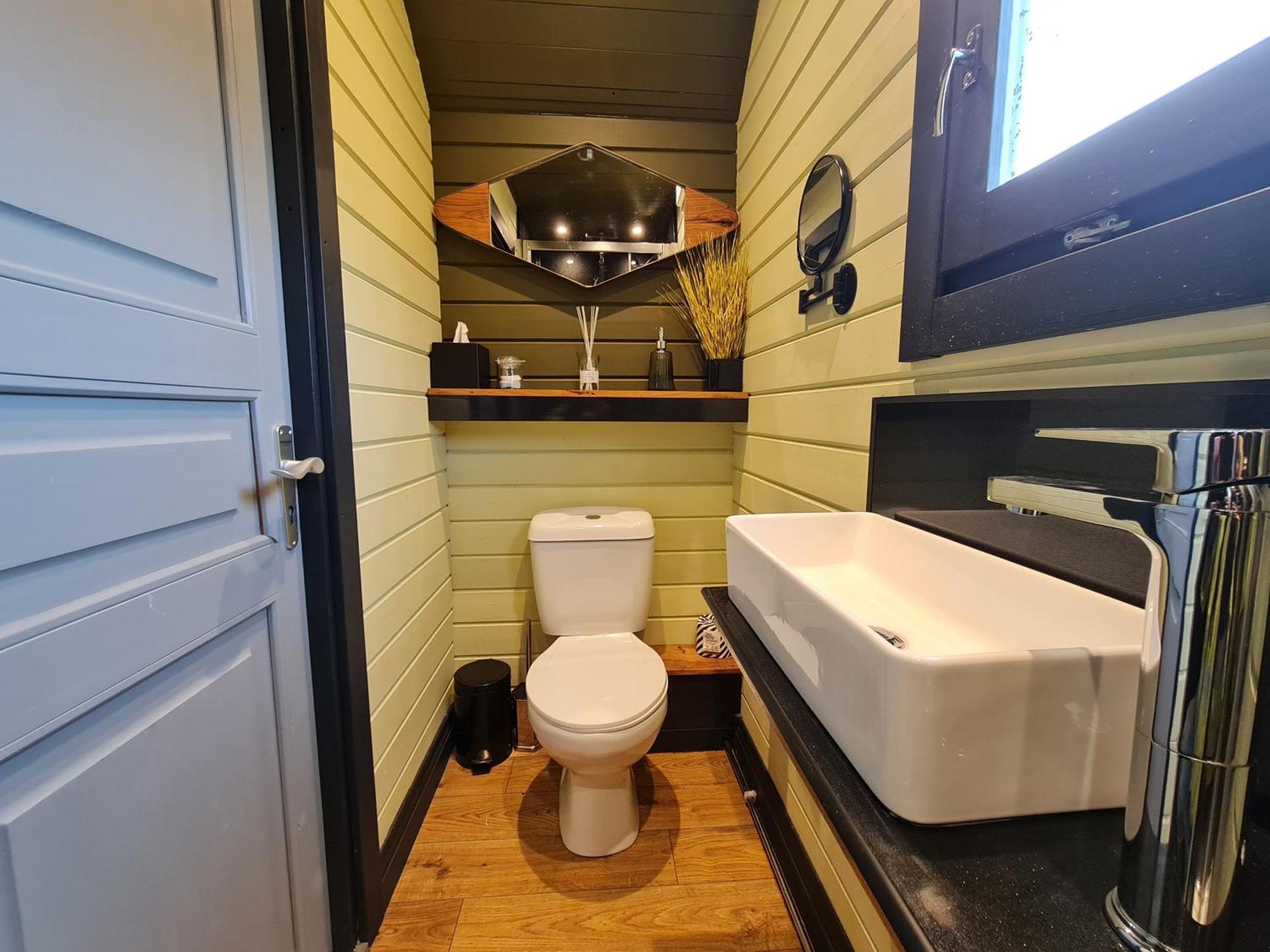 Apartment The Malvern Hills, Courtyard Cabins, Barbara *