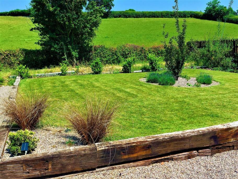 The Malvern Hills, Courtyard Cabins, Barbara *